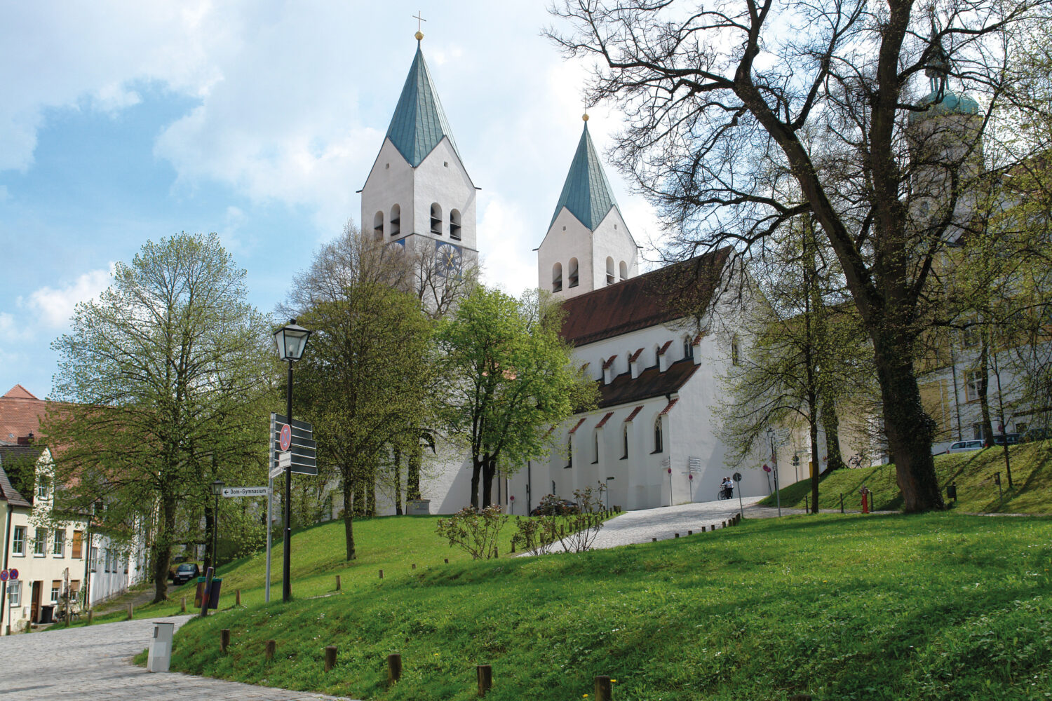 Bild zu Kultur in Freising erleben: Historische Altstadt mit Domberg, Rosengarten und Kloster Neustift