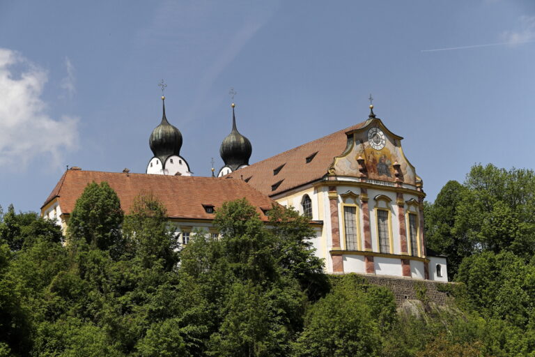 Bild zu Altenmarkt – Kloster Baumburg zur Alzfähre