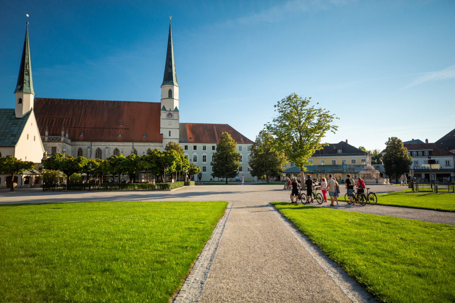 Bild zu Kapellplatz Altötting mit bekanntem Pilgerzentrum