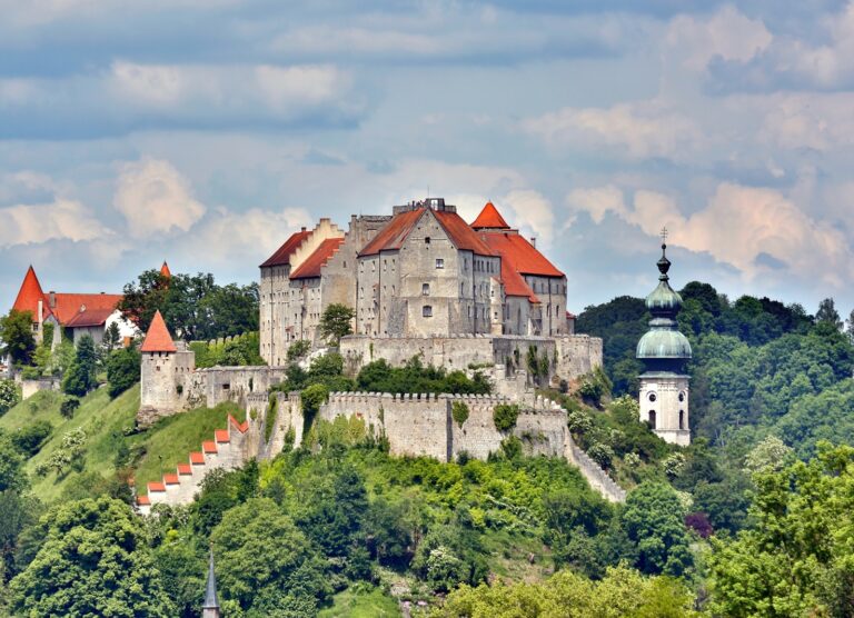 Bild zu Weltlängste Burg – Burghausen